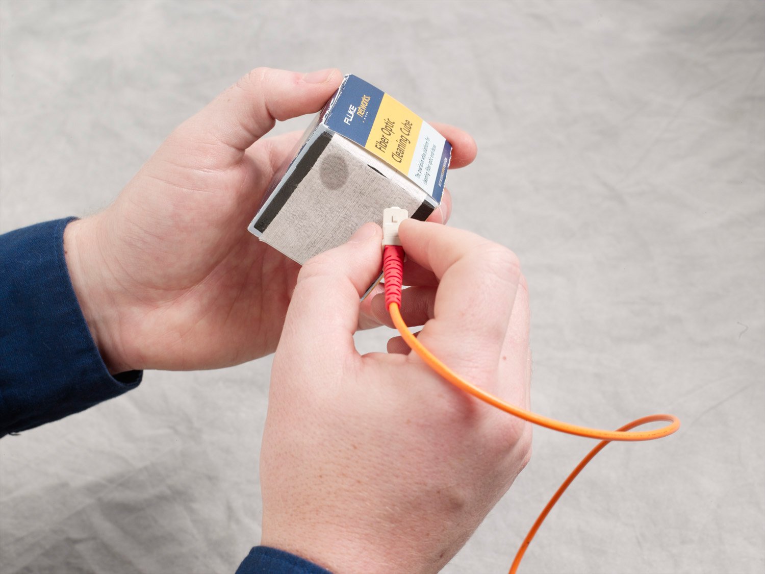 Cubo de limpieza para conectores de fibra óptica con toallitas