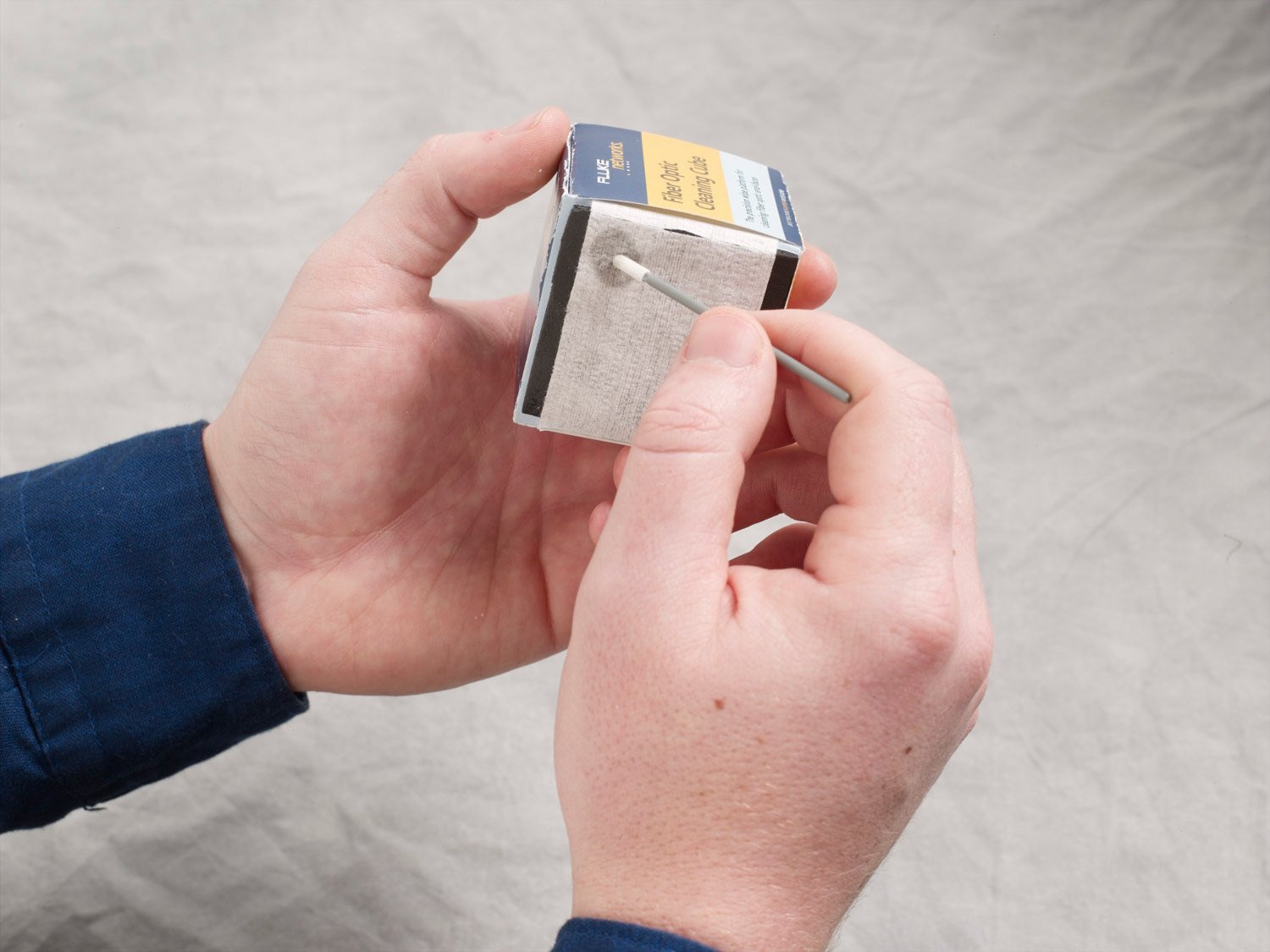 Cubo de limpieza para conectores de fibra óptica con toallitas