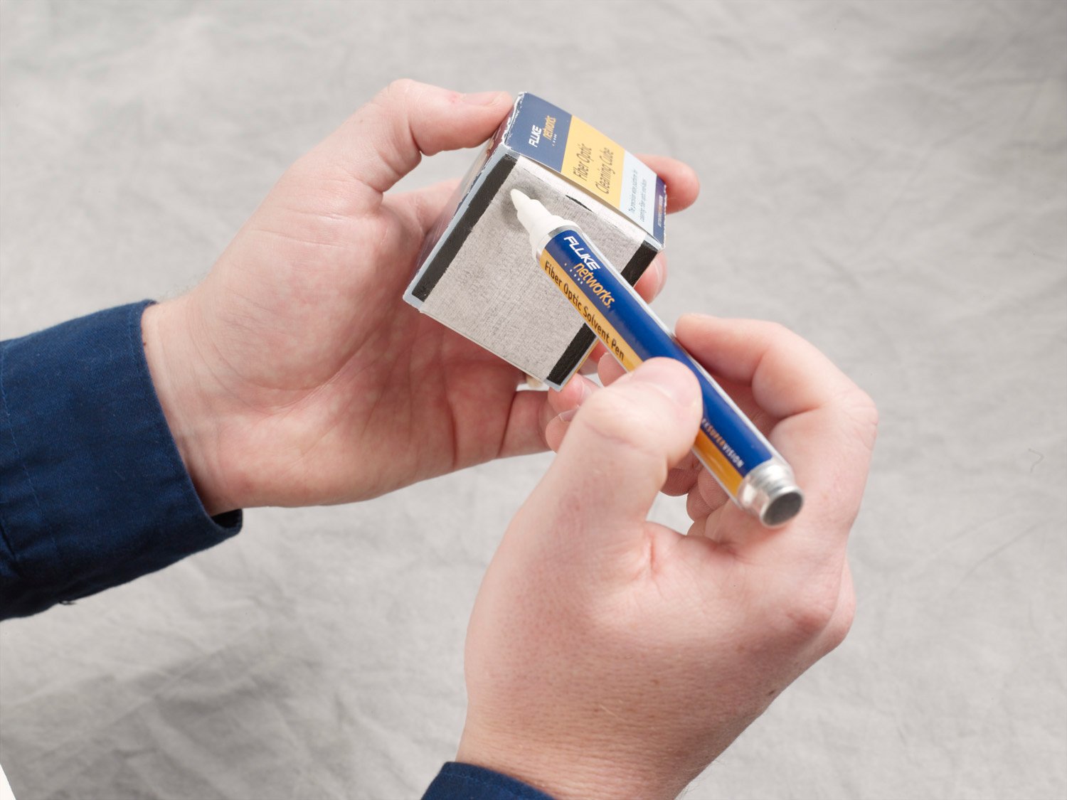 Cubo de limpieza para conectores de fibra óptica con toallitas