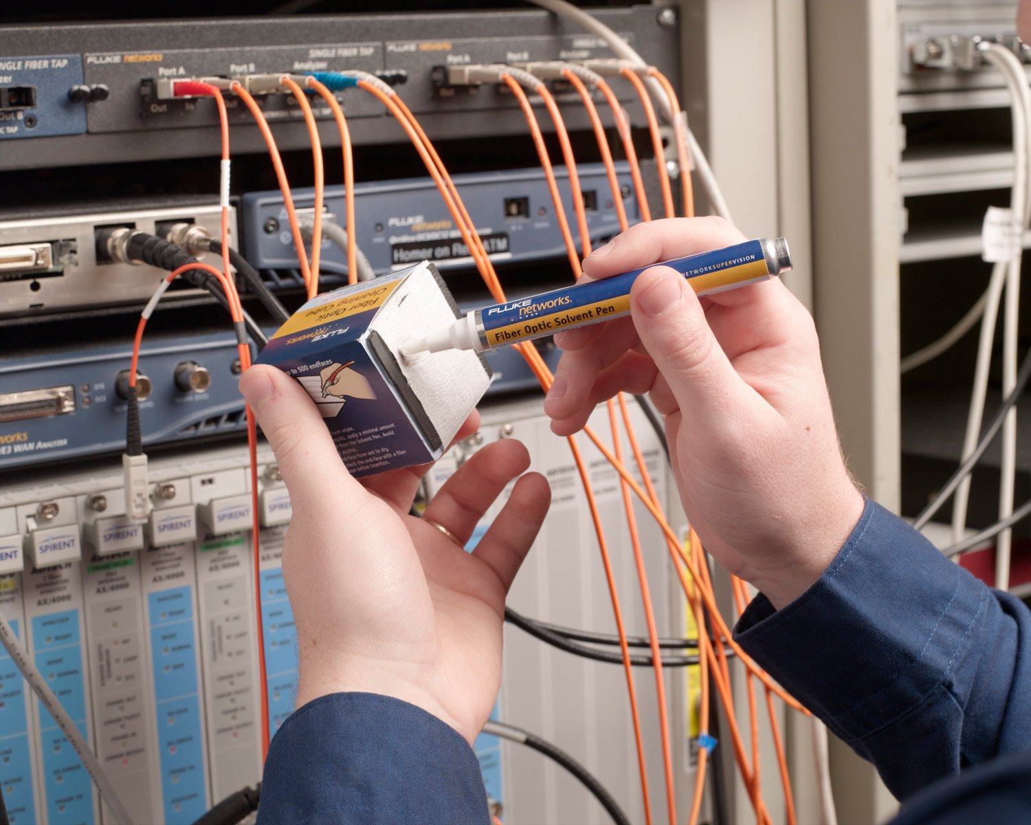 Cubo de limpieza para conectores de fibra óptica con toallitas